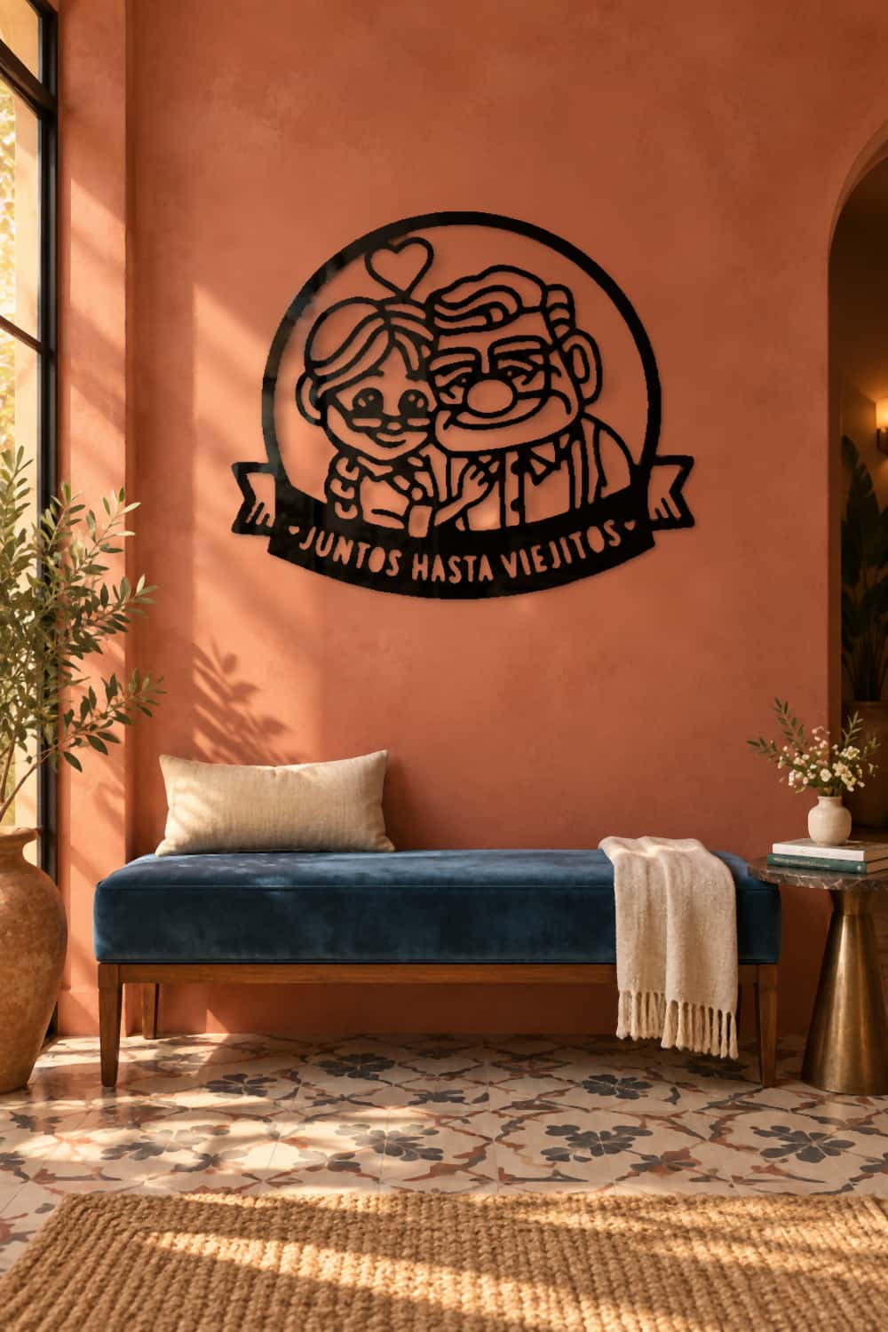Up! cuadro de aluminio negro en el vestíbulo terracota de un hotel boutique