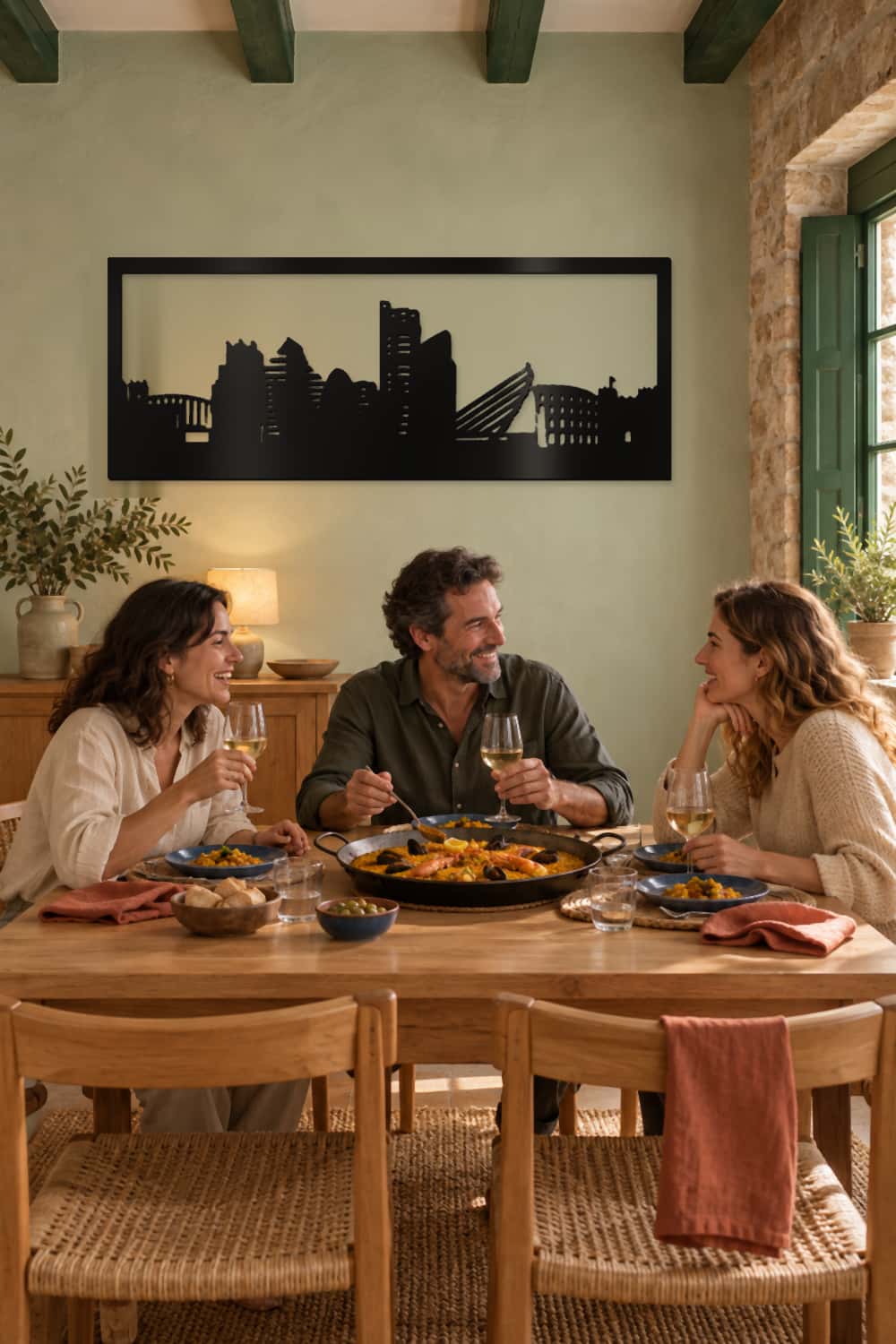 Valencia, cuadro de metal en un comedor de piedra durante una sobremesa entre amigos.
