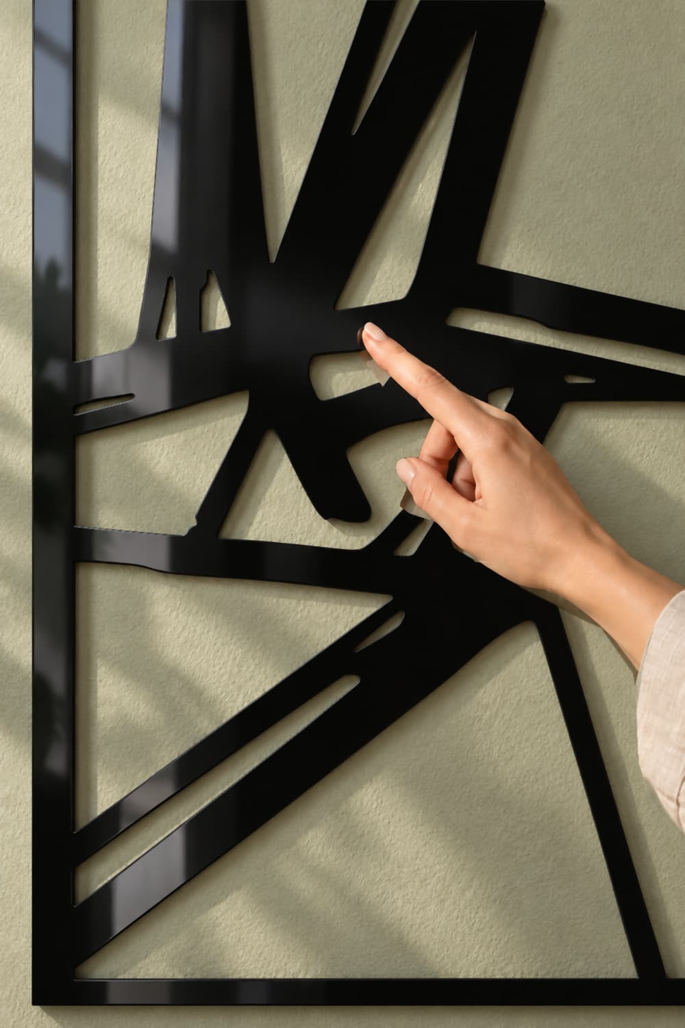 Venganza Vertical: detalle del aluminio negro brillante y una yema tocando sus diagonales