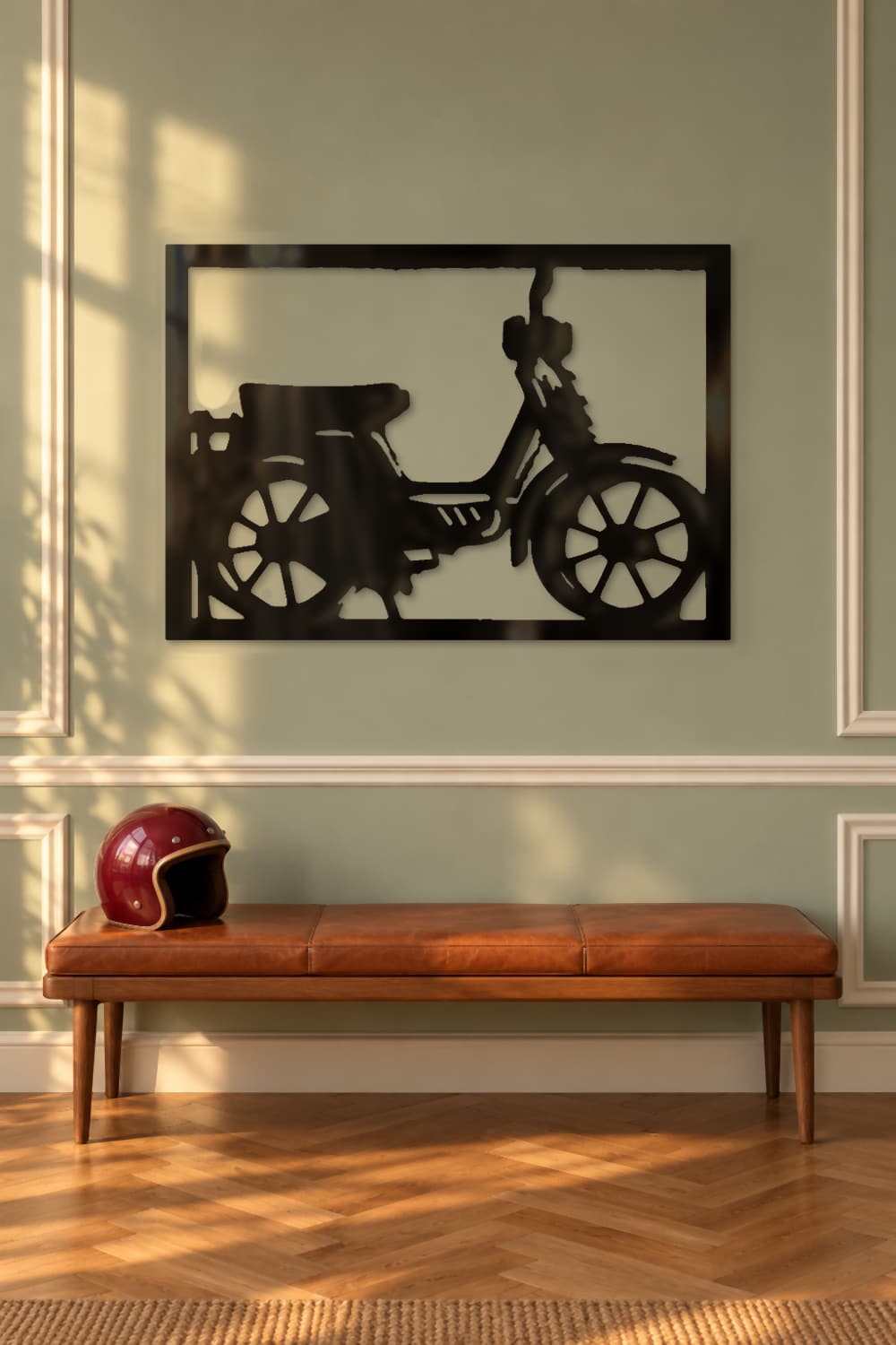 Vespino de aluminio negro en recibidor madrileño con molduras y banco de cuero.