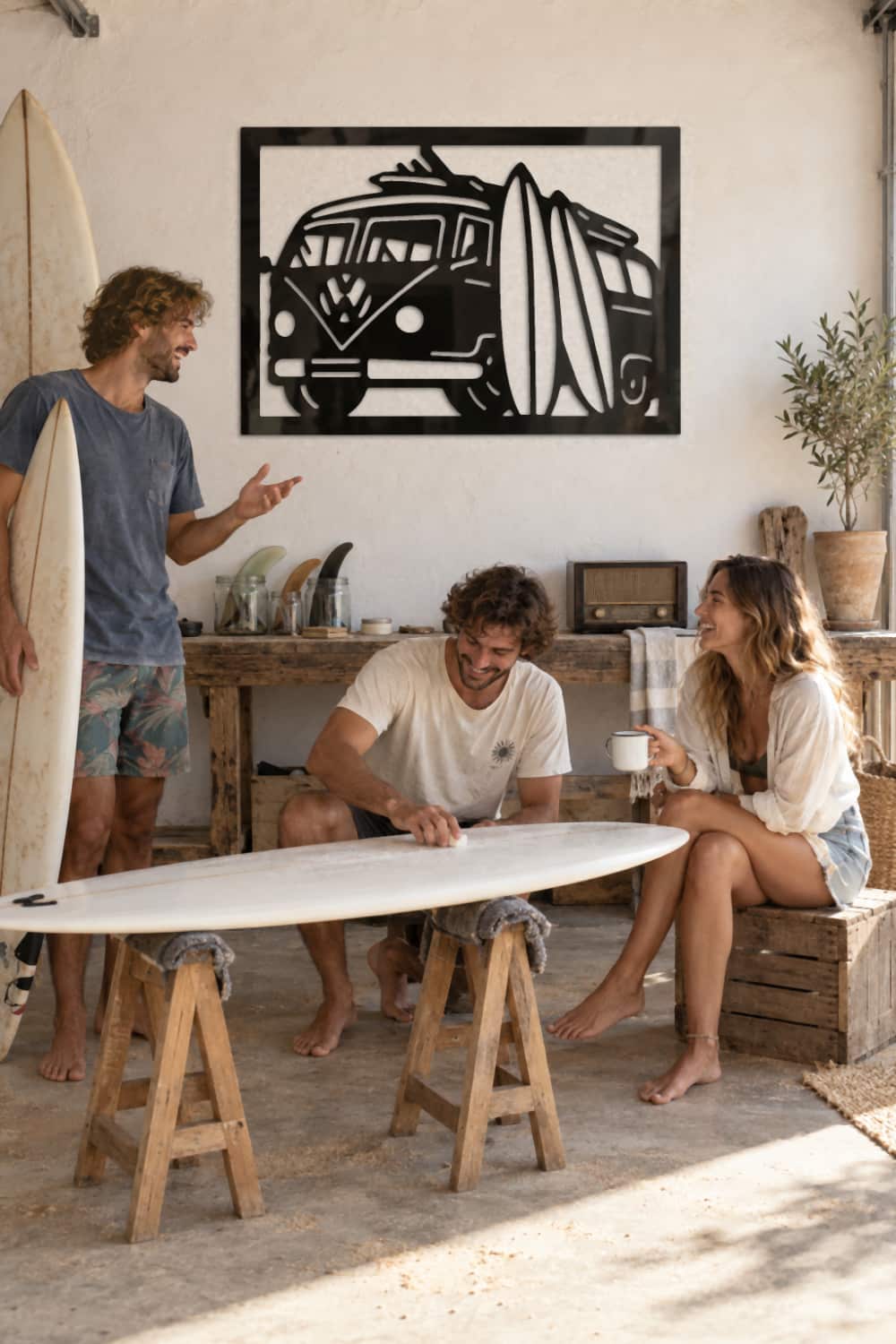 Cuadro Volkswagen T1 Bully Surf en el cuarto de tablas, con amigos encerando una tabla antes del baño