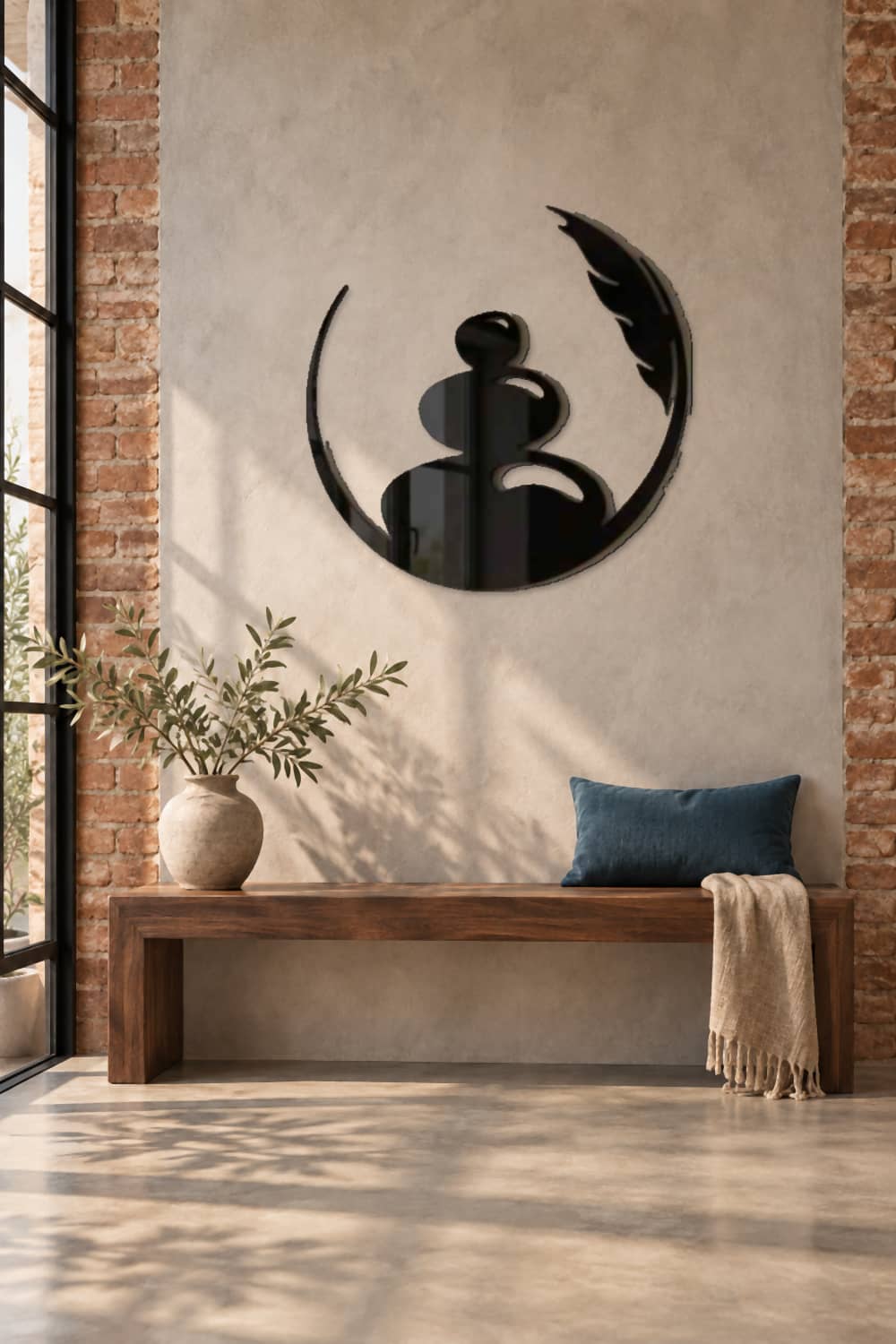 Zen Art de aluminio negro brillante sobre banco de madera en un loft con ventanas de acero.