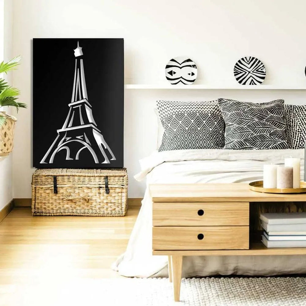 EIFFEL El ingeniero francés Alexandre Gustave Eiffel creó la emblemática torre parisina que se ve hoy en día. Originalmente se llamaba tour de 300 mètres (torre de 300 metros). Esta estructura de hierro se mantuvo en pie durante más de cien años, y ha sido una parte importante de la cultura francesa desde su creación.La famosa 