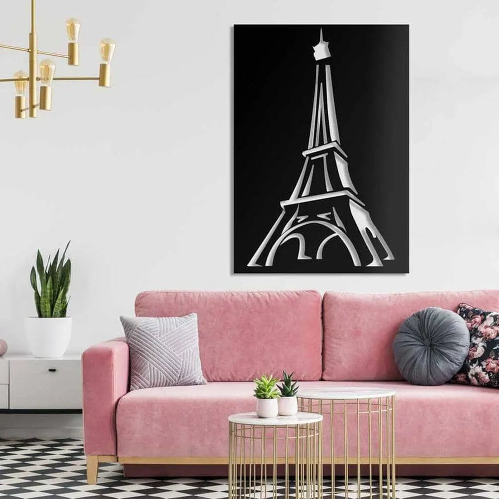 EIFFEL El ingeniero francés Alexandre Gustave Eiffel creó la emblemática torre parisina que se ve hoy en día. Originalmente se llamaba tour de 300 mètres (torre de 300 metros). Esta estructura de hierro se mantuvo en pie durante más de cien años, y ha sido una parte importante de la cultura francesa desde su creación.La famosa 